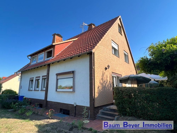 Bild: Hausansicht mit Terrasse