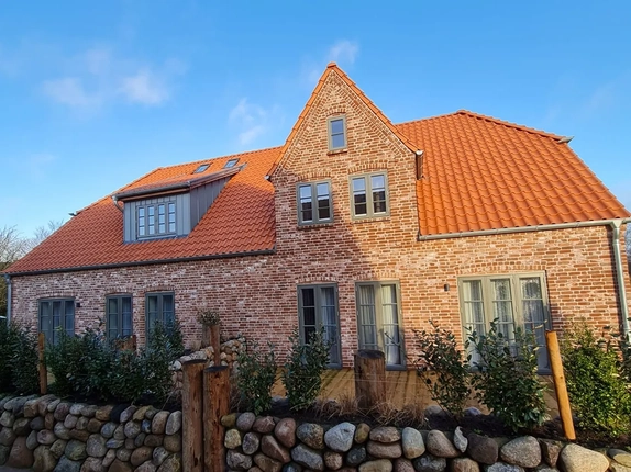 Bild: Hausansicht mit Terrasse