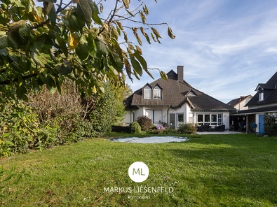 Hausansicht mit Garten