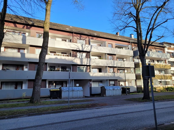 Bild: Hausansicht mit Balkonen zur Straße
