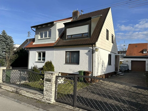 Bild: Hausansicht und Einfahrt