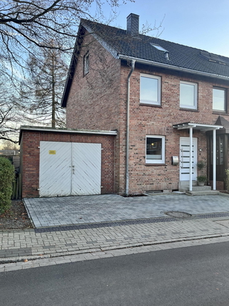 Bild: Straßenansicht mit Garage