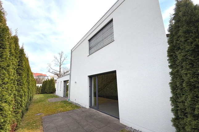 Bild: privater Garten mit zwei Terrassen