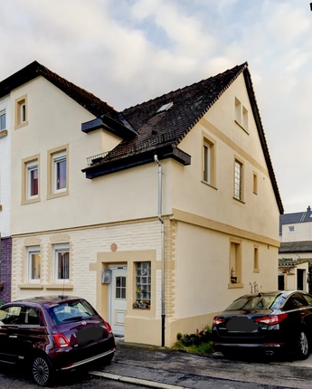Bild: Hausansicht_mit_Seitenzugang
