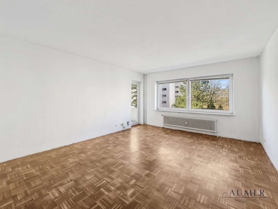 Bild: Wohnbereich mit Zugang zum Balkon