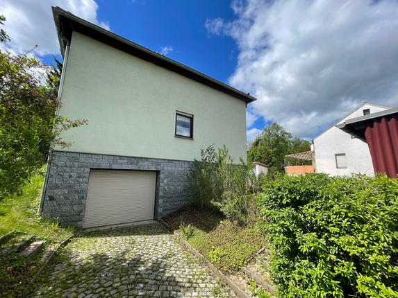 Bild: Straßenansicht - Einfahrt Garage
