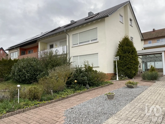 Bild: Hof mit Blick auf Haus