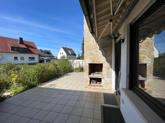 Bild: Außenkamin und großzügige Terrasse