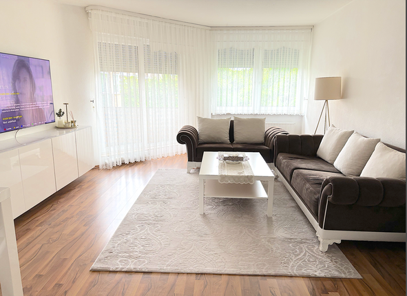 Bild: Wohnzimmer mit Ausgang Balkon