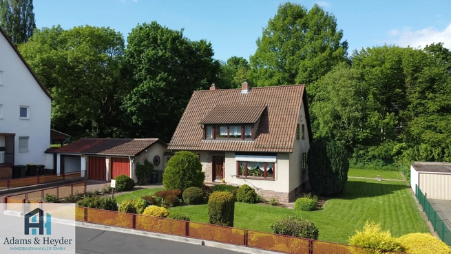 Bild: Straßenansicht ges. Grundstück