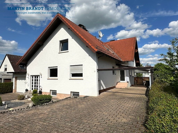 Bild: Ansicht des Hauses mit Carport