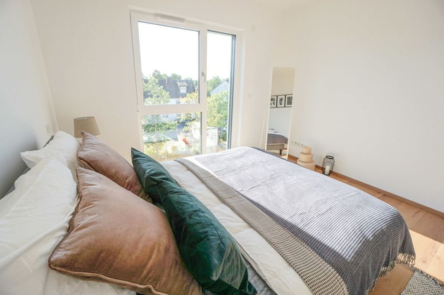 Bild: großzügiges Schlafzimmer mit bodentiefern Fenstern