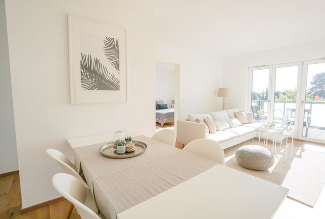 Bild: Wohnzimmer mit Blick auf den tollen Balkon
