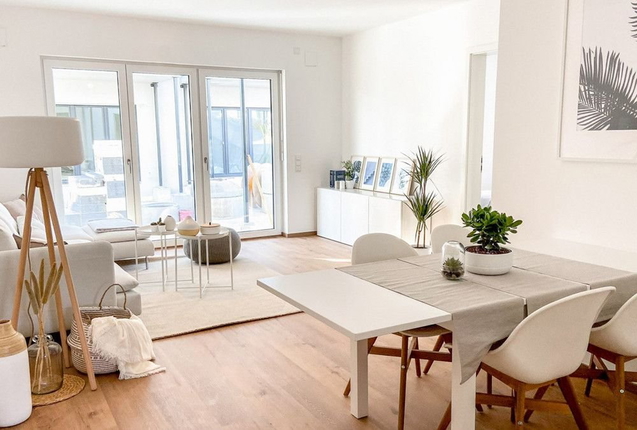 Bild: Erdgeschoss mit Blick auf die Terrasse und den Garten