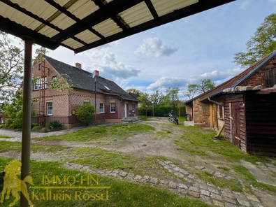 Blick vom Carport aus auf das Wohnhaus