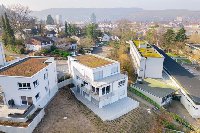 Bild: Ostseite des Hauses mit Garten und Balkon