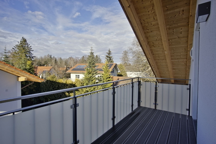 Mit Überblick der Westbalkon