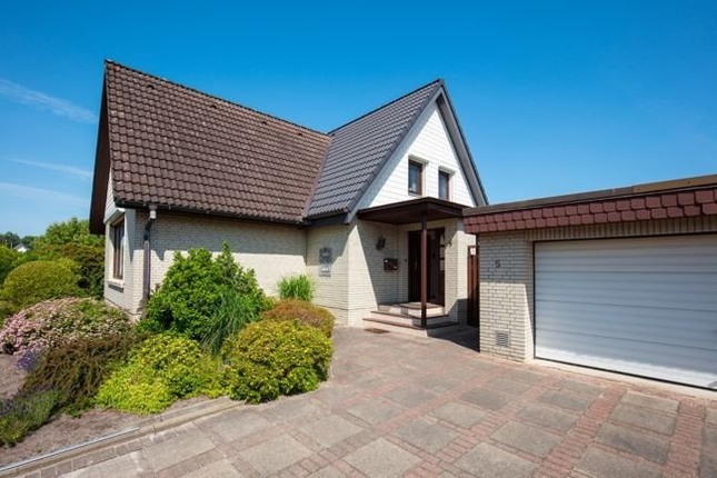 Bild: Haus vorn mit Doppelgarage
