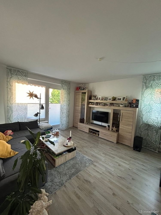Bild: Wohnzimmer mit Balkon