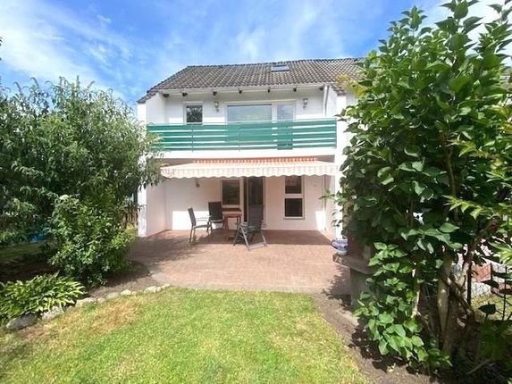 Bild: Rückansicht mit Balkon und Terrasse