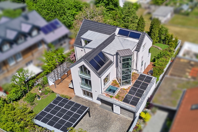 Bild: Luxuriöse Villa mit Glaslift