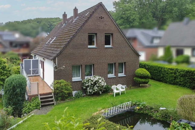 Bild: Außenansicht + Garten
