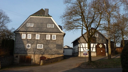 großes Wohnhaus mit Weinscheune