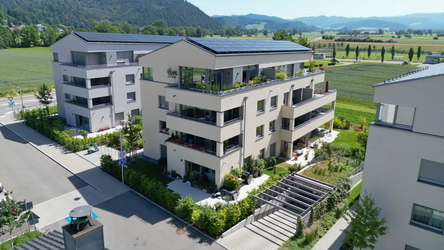 Ansicht auf das Mehrfamilienhaus in Randlage