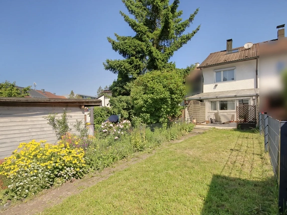 Bild: Hausansicht vom Garten mit ...