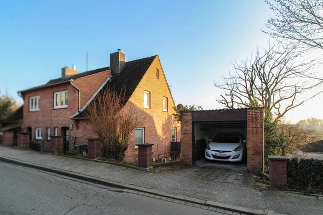 Bild: Straßenansicht mit Garage