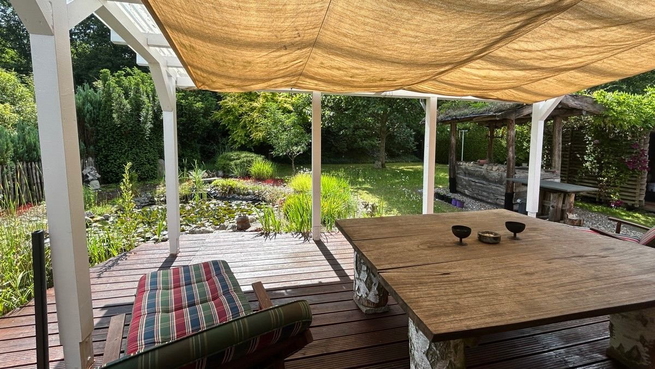 Bild: Blick über die Terrasse ins Grüne