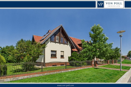 Blick von der Straße auf das Haus
