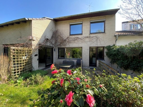 Bild: Hausrückanicht mit Garten