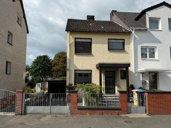 Bild: Eingangsansicht mit Garage