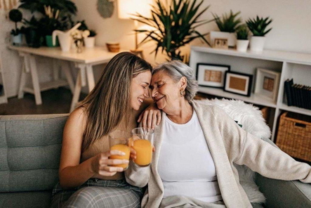 Oma und Enkelin