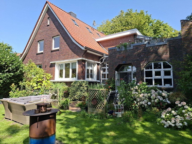 Satteldachhaus mit Anbau
