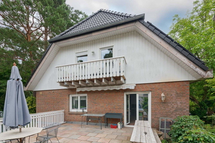 Seitenbereich mit Terrasse und Balkon