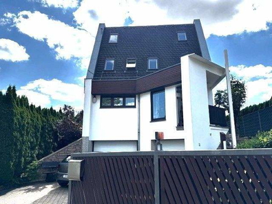 Grundstückseinfahrt mit Tor-Vorderansicht Haus