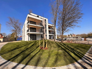 Blick auf Villa 2 und Privatgarten Wohnung 14