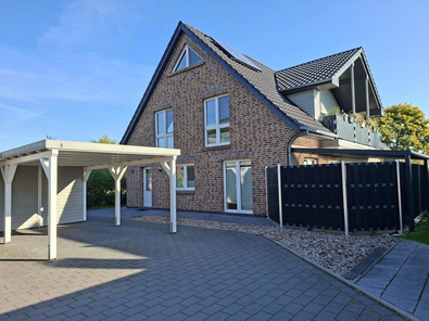 Hausansicht mit Carport