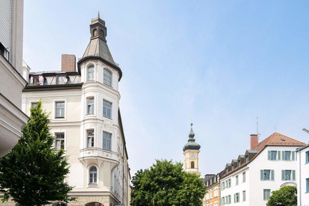 ALTBAU DETAILS - Eckturmerker mit Pyramidendach und Laterne, Sockelrustika, Gesimsen, Lisenen und Putzfeldern