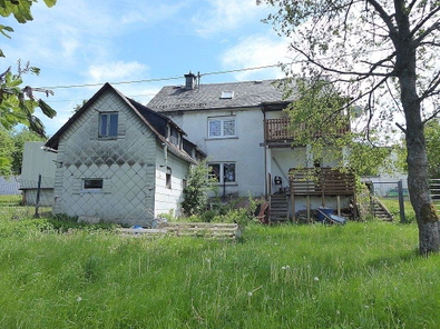 Gartenansicht mit Nebengebäude