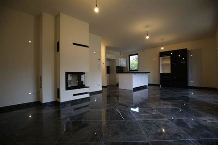 Wohnzimmer m. Kamin und Kücheninsel