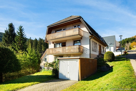 Außenansicht mit Balkonen
