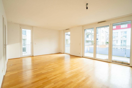 Helles Wohnzimmer mit Balkonzugang