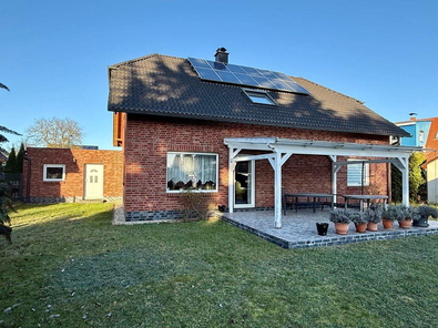Rückansicht mit Terrasse