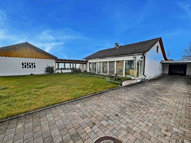 Haus mit Einzelgarage und Doppelgarage