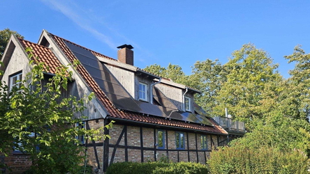 Gebäude seitlich mit Gauben