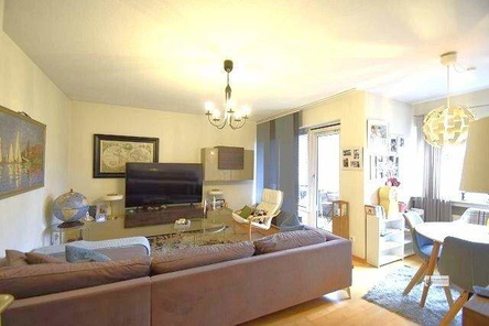 Wohnzimmer mit Balkontür