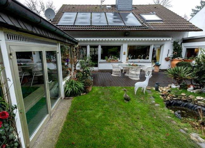 Schwimmbad mit Garten